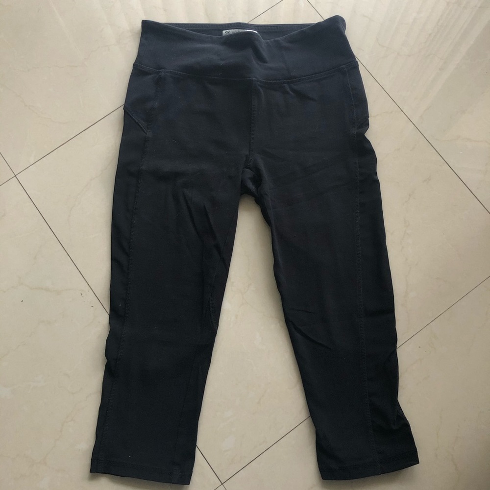 Cropped leggings w/ mesh panel